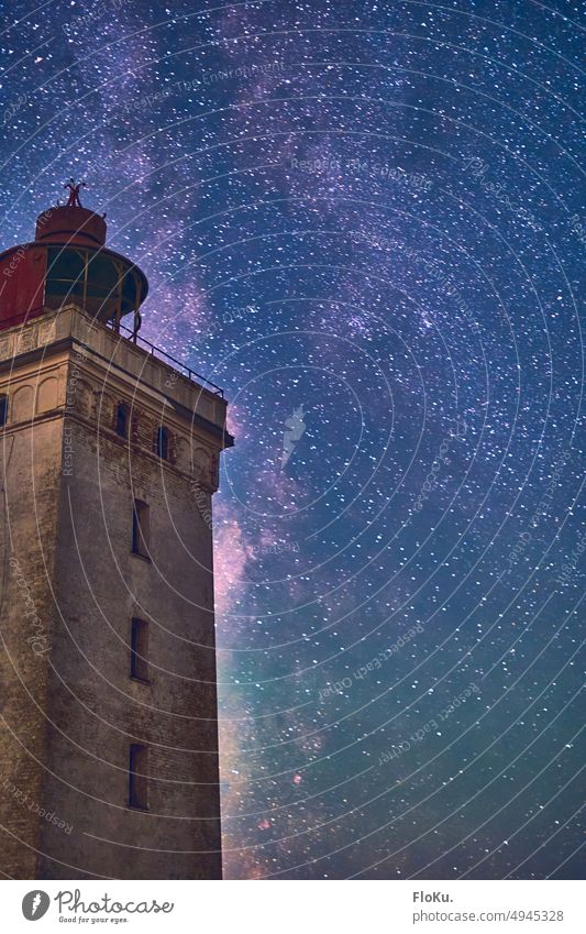 Leuchtturm Rubjerg Knude Fyr mit Milchstraße im Hintergrund Sternenhimmel Astronomie Himmel Nacht Dänemark Weltall Weltraum Bauwerk Tourismus Wahrzeichen