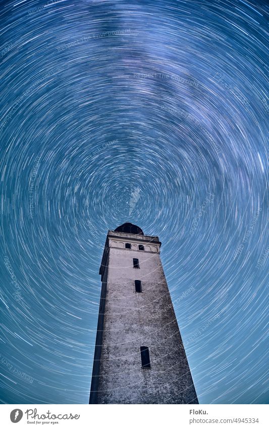 Sternenspuren über dem Rubjerg Knude Sternenhimmel Astronomie Himmel Nacht Dänemark Weltall Weltraum Leuchtturm Bauwerk Tourismus Wahrzeichen Jammerbucht