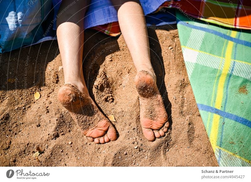sandige Füße am Strand Urlaub Sandstrand ausruhen Ferien Sonne Sommer Badesachen Badestrand Badesee Picknickdecke Handtuch chillen Ferien & Urlaub & Reisen Meer