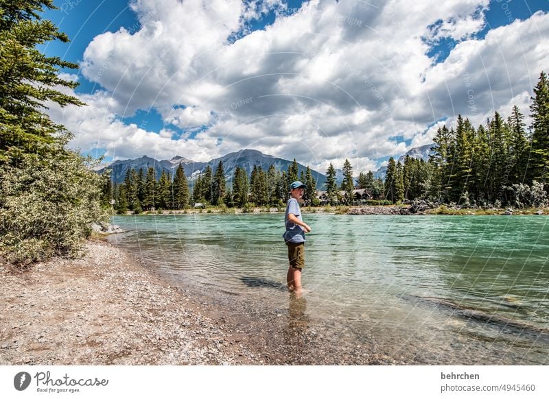 lassegeschichten Spielen Spaß haben Wasser wandern Sohn Abenteuer Familie & Verwandtschaft Wald Bäume Freiheit Ferne Fluss Ausflug Junge Kindheit Tourismus