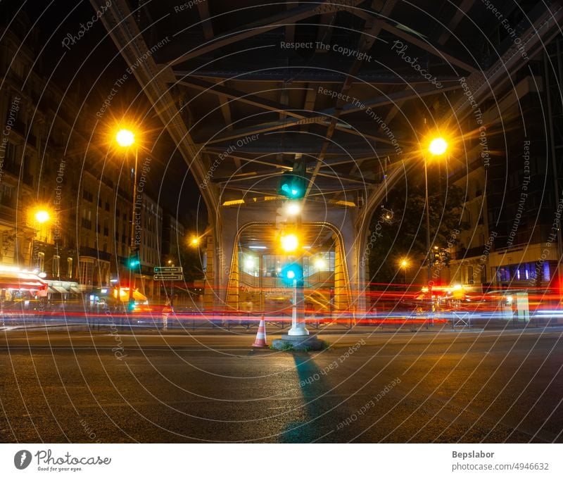 Blick auf die Bir-Hakeim-Brücke, genannt Pont de Passy, bei Nacht in Paris. Frankreich Französisch U-Bahn Eisenbahn Seine Viadukt Architektur Großstadt