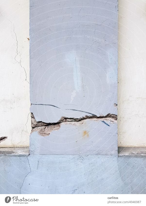 Nicht durch jeden Riss kommt Licht hinein Wand Mauer Fassade Säule Beschädigung Schaden Symmetrie Strukturen & Formen alt Vergänglichkeit kaputt Zerstörung