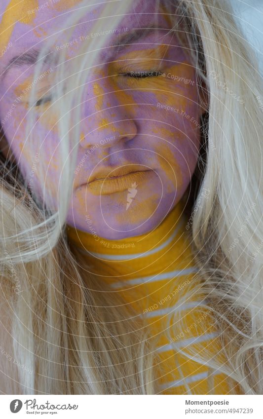 in Farbe träumen Farbe bekennen blond langhaarig Haut Hautkrankheit Hautschäden Hautpflege lila gelb Gesicht Frau Erwachsene Farbfoto feminin Porträt Mensch