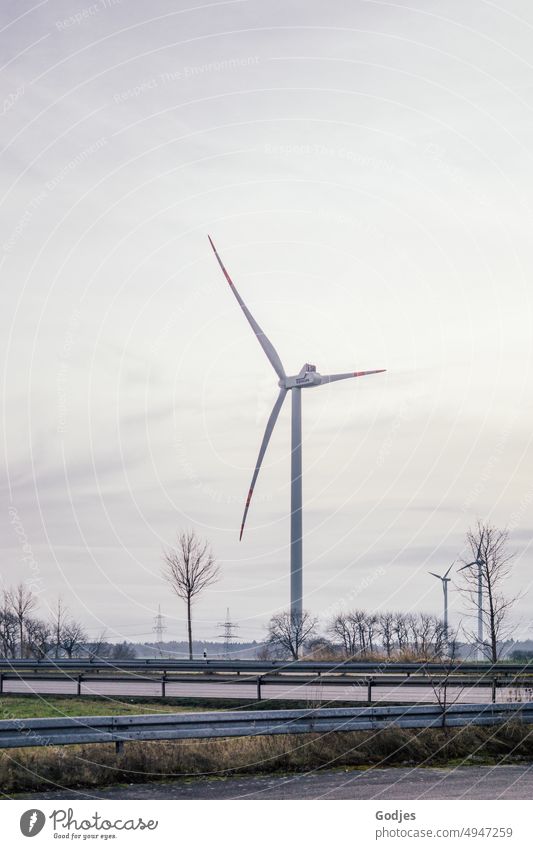 Windkraftanlage an einer Hauptstraße Windkraftrad Energie Himmel Erneuerbare Energie Energiewirtschaft Elektrizität Umwelt Windenergie Windrad nachhaltig Bäume
