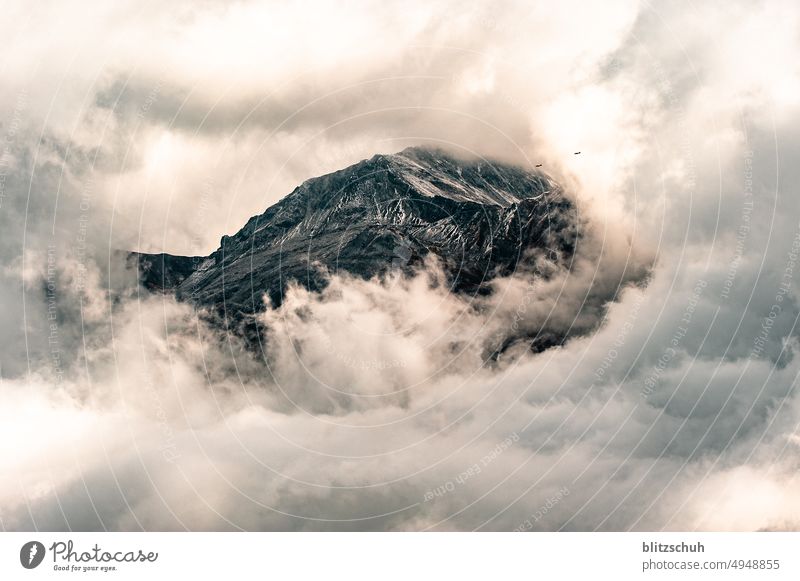 Wolkenloch gibt den Berg frei, 2 Flugzeuge in den Wolken Berge u. Gebirge wandern Gipfel Felsen Alpen Umwelt Natur Landschaft Alpenpanorama Urlaub majestätisch