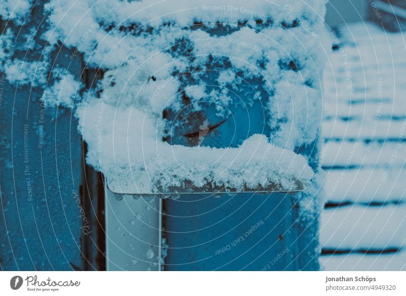 Türklinke von Gartentor gefroren und mit Schnee bedeckt Klinke Tor Frost Eis Schneedecke Winter eisig Arschkalt frieren zugefroren weiß Außenaufnahme Kälte