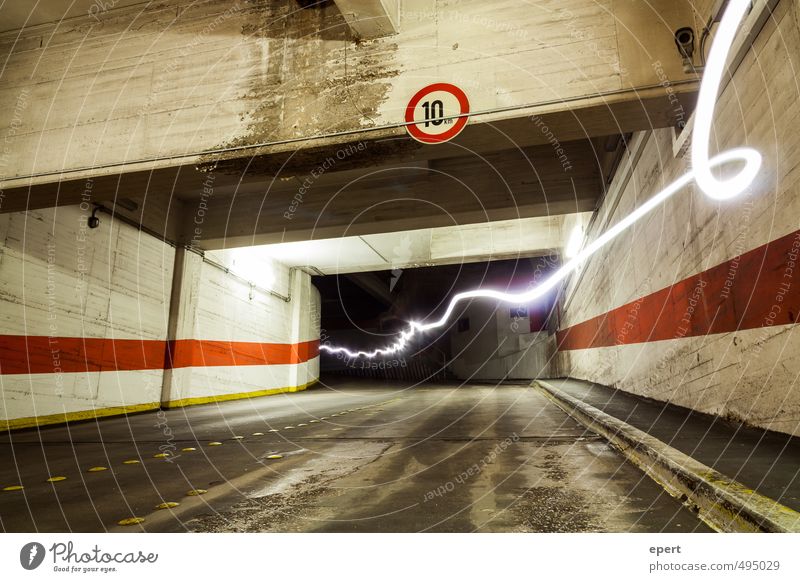 Park Light System Parkhaus Straße Tunnel Verkehrszeichen Lichterscheinung Strahlung Blitz Bewegung leuchten Geschwindigkeit Stadt Elektrizität parken Farbfoto