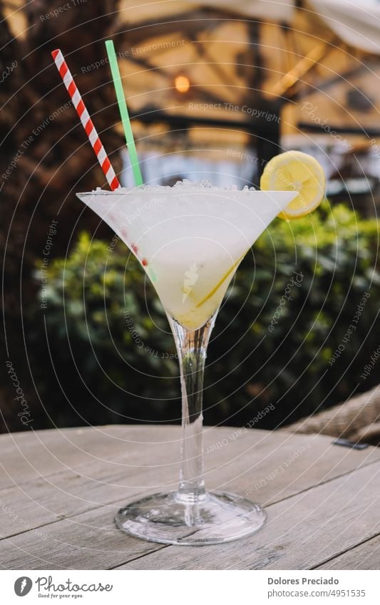 Ein Margarita-Cocktail aus Tequila, Salz und Limette, serviert in einem Martiniglas Alkohol alkoholisch Hintergrund Bar Getränk bitter Feier Zitrusfrüchte