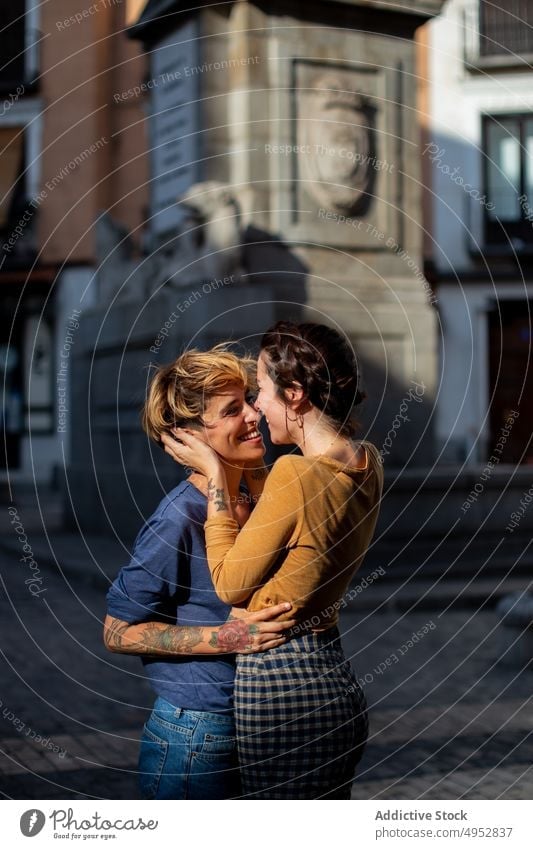 Lesbisches Paar hat Spaß auf der Straße lesbisch Termin & Datum Großstadt Lachen Umarmung Frauen jung Glück Partnerschaft Liebe Zusammensein Homosexualität