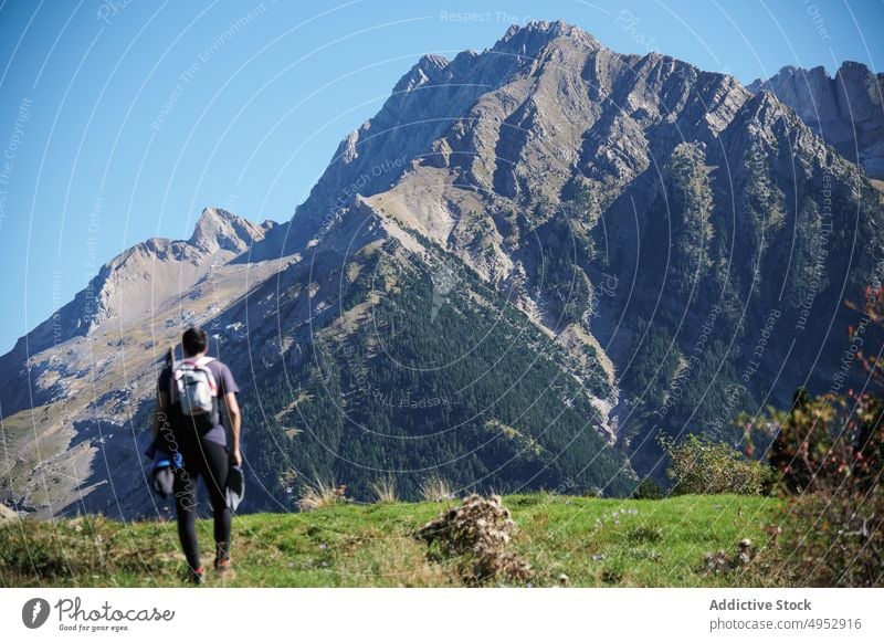 Unbekannter Reisender bewundert felsige Berge Tourist Berge u. Gebirge Tourismus Wanderung Felsen Natur Reittier Pyrenäen Kamm Stein Berghang Ambitus rau