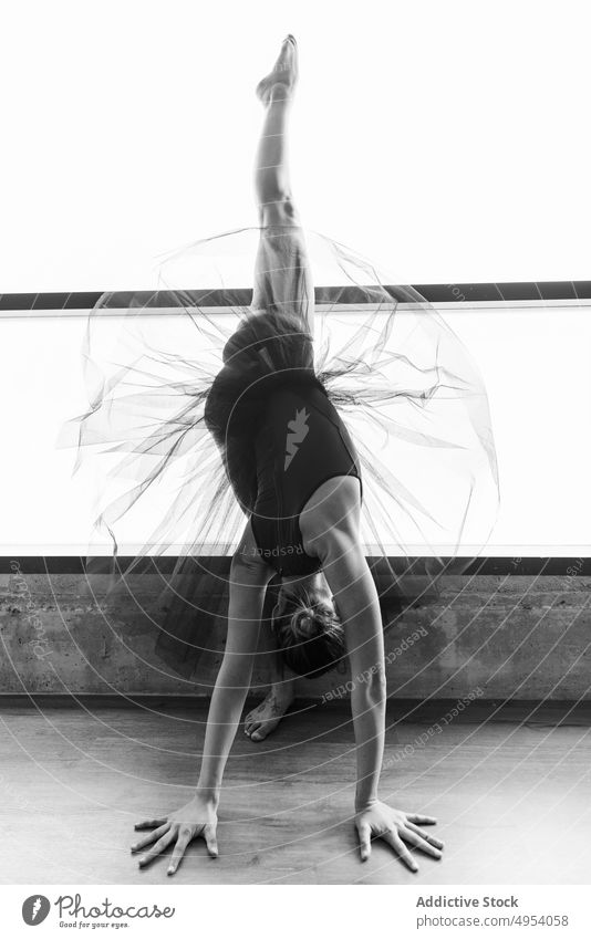 Ballerina dehnt sich kopfüber im Studio Balletttänzer Atelier anonym Tänzer jung Rückansicht strecken Frau Mädchen schön Tanzen Flexibilität klassisch Schönheit