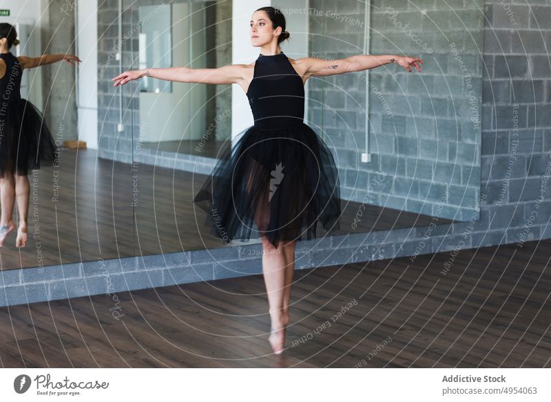Junge Ballerina posiert an den Spitzen nach Punkten Kunst Frau schön schwarz Atelier Tänzer jung Balletttänzer Kunstturnen Künste verrichtend Porträts Schönheit