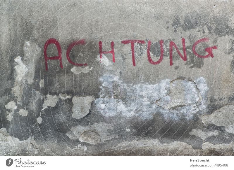 ACHTUNG in Turin Stadt Mauer Wand Schriftzeichen rebellisch trashig trist grau rot Sorge Zukunftsangst Graffiti Hinweisschild alt Subkultur Warnung abblättern