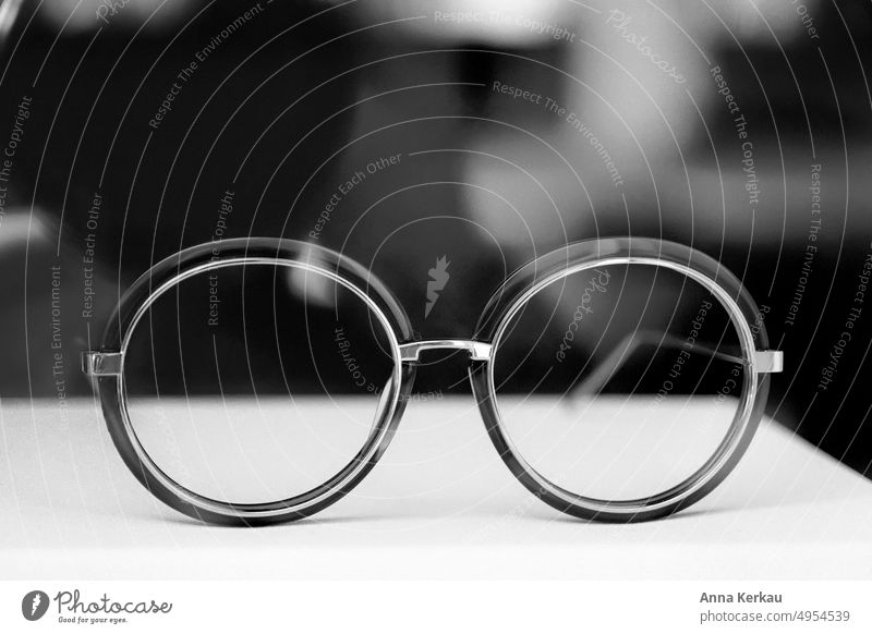 Eine stylishe Brille in einem Schaufenster Brillengestell Brillengläser Durchblick haben trendy Design modern Glas Blick Sehvermögen Optik runde Brillengläser