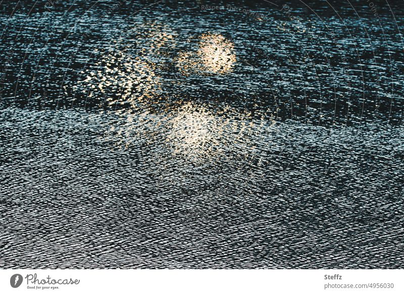 Sonnenlicht spiegelt sich im Wasser Licht Lichtflecken Lichtreflexe malerisch poetisch abstrakt Abstraktion impressionistisch Lichtspiegelung Textur