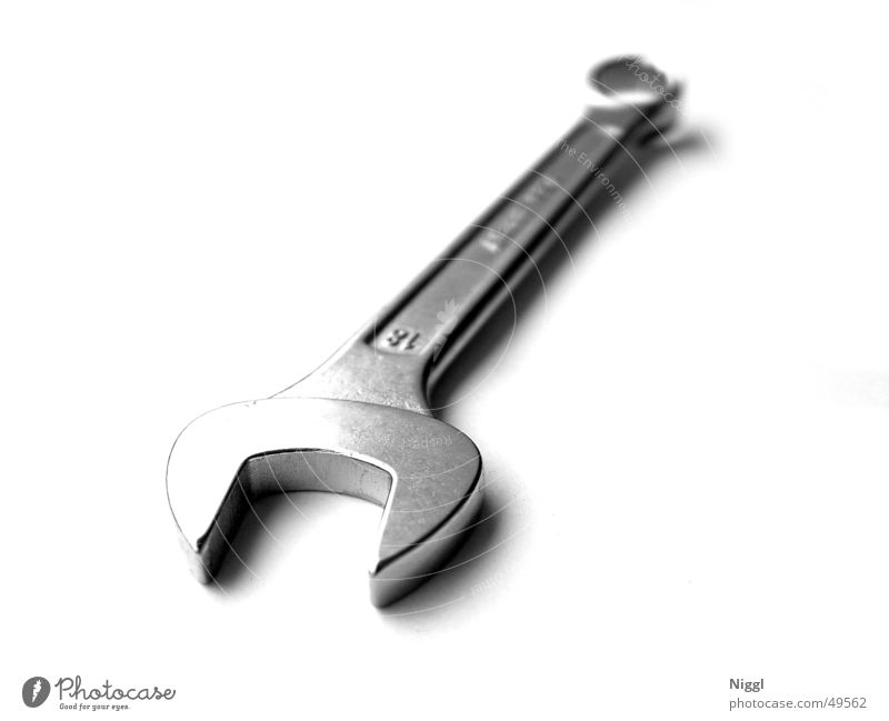 18er Schlüssel Schraubenschlüssel Werkzeug Werkstatt Eisen Stahl Arbeit & Erwerbstätigkeit drehen Hobelbank glänzend Handwerk Detailaufnahme Metall Kontrast