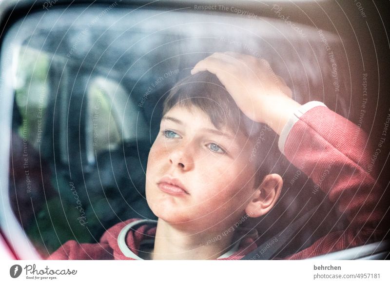 wenn es zu lang wird Familie & Verwandtschaft gelangweilt Coolness genervt Farbfoto Schlechte Laune Porträt Junge Kind Sonnenlicht Kindheit nachdenklich müde