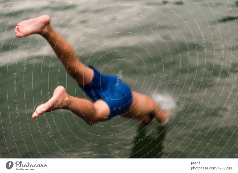 Sprung ins Wasser See Kopfsprung springen kopfüber Sommer Schwimmen & Baden Erfrischung tauchen nass spritzen Füße Beine Mensch Körper eintauchen Freiheit
