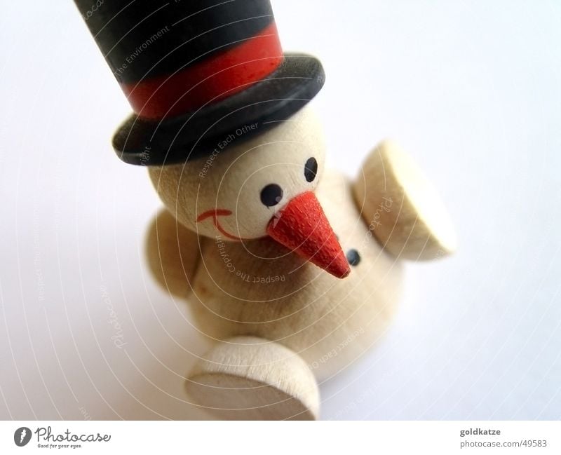 kleiner schneemann Glück Spielen Winter Schnee Dekoration & Verzierung Spielzeug Kitsch Krimskrams Holz Coolness frisch kalt lustig niedlich rot weiß Freude