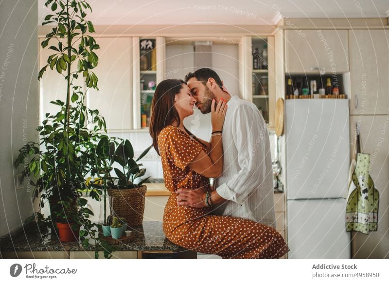 Lateinisches Paar, das sich zu Hause umarmt Familie im Innenbereich Mann Menschen Erwachsener Frau zwei Liebe Fröhlichkeit Gesichtsausdruck Porträt