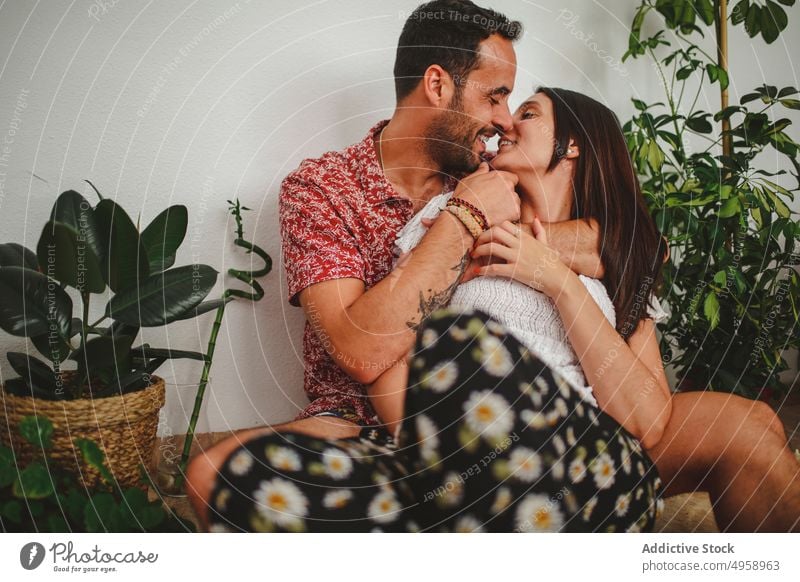 Lateinisches Paar, das sich zu Hause umarmt Familie im Innenbereich Mann Menschen Erwachsener Frau zwei Liebe Fröhlichkeit Gesichtsausdruck Porträt