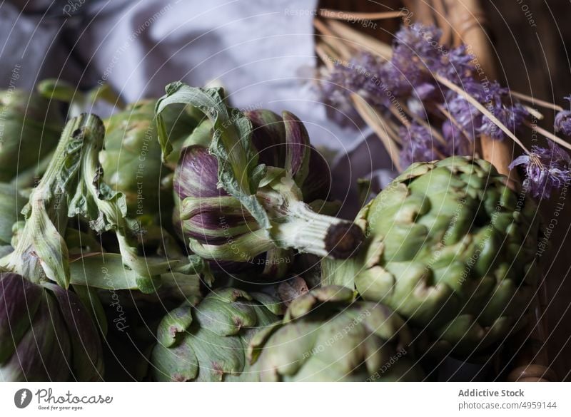 Grüne Artischocken in Korb gelegt grün Weide Haufen Blume wenig purpur frisch Serviette Dekoration & Verzierung Gemüse Lebensmittel Gesundheit reif Vegetarier
