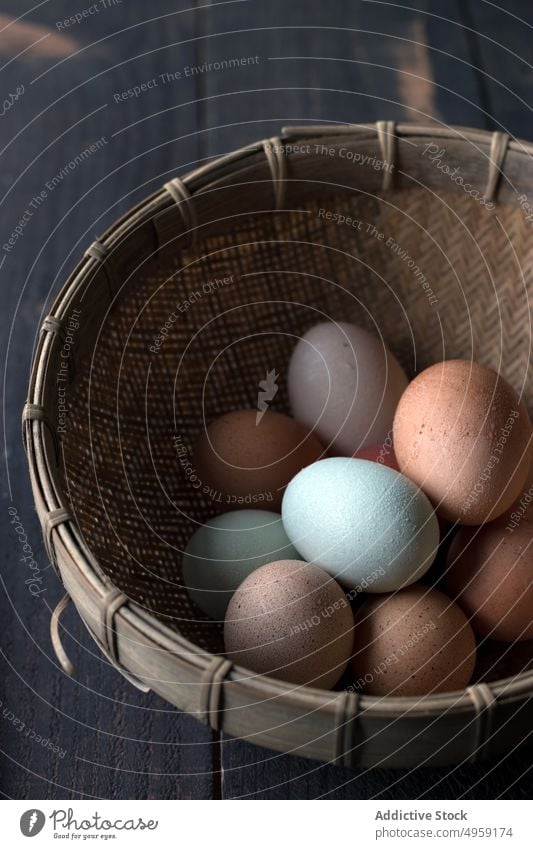 von oben Korb mit Eiern natürlich Haufen Lebensmittel Bestandteil roh Hähnchen organisch Natur frisch Gesundheit Protein Weide Saison traditionell Frühstück