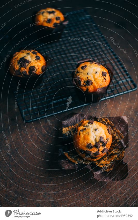 Schokoladenmuffins auf dem Kühlregal gebacken Frühstück Butter Kuchen Cupcake dunkel Dessert Lebensmittel Muffin süß frisch lecker geschmackvoll Kalorien Snack