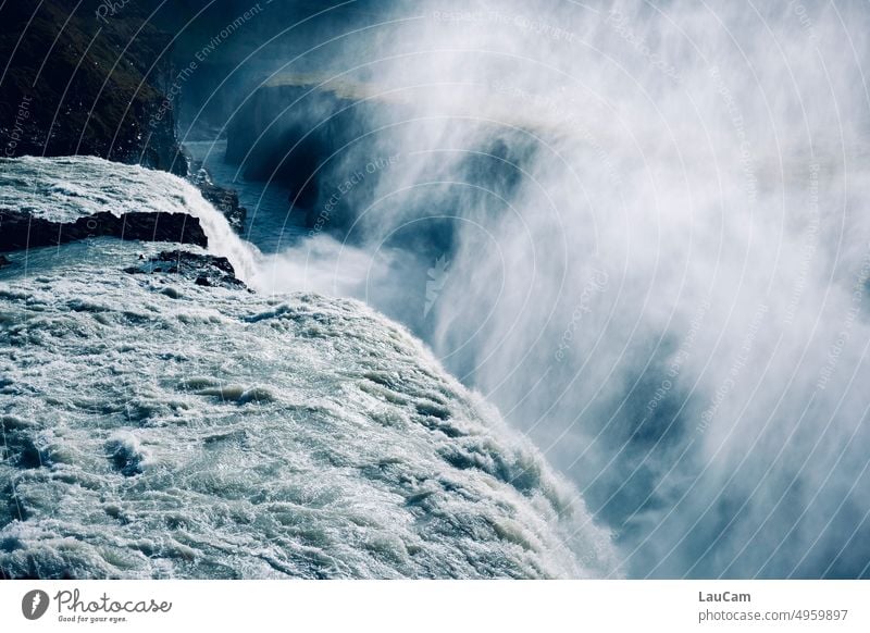 Atemberaubende Natur: Wasser stürzt hinab, Gischt steigt auf Wasserfall imposant Naturgewalt Wasserkraft Wasserstoff Fluss Landschaft Umwelt Urelemente wild
