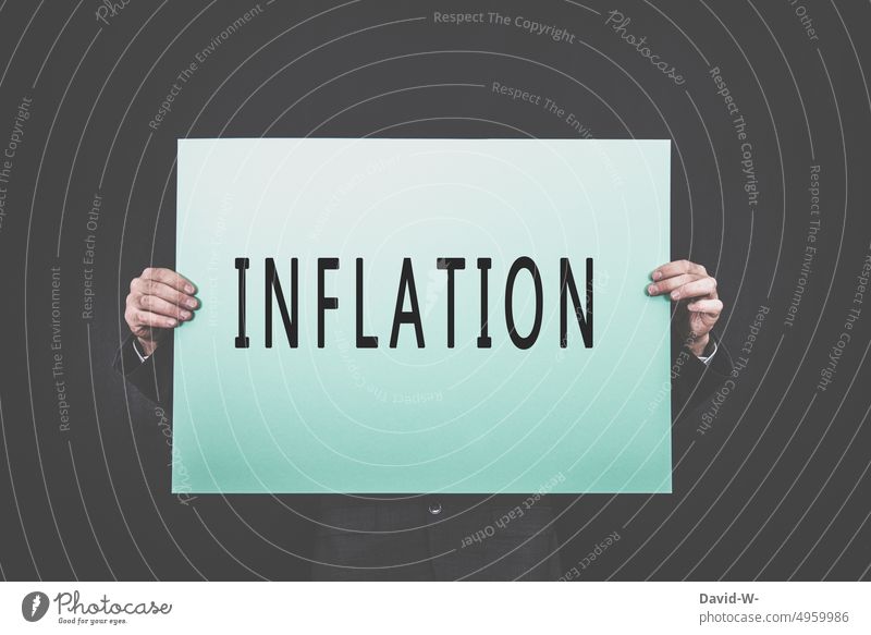 Inflation - Mann mit Hinweisschild in den Händen inflation Schild Wirtschaft Business festhalten Krise Finanzen pleite Konzept Wort Energiekrise