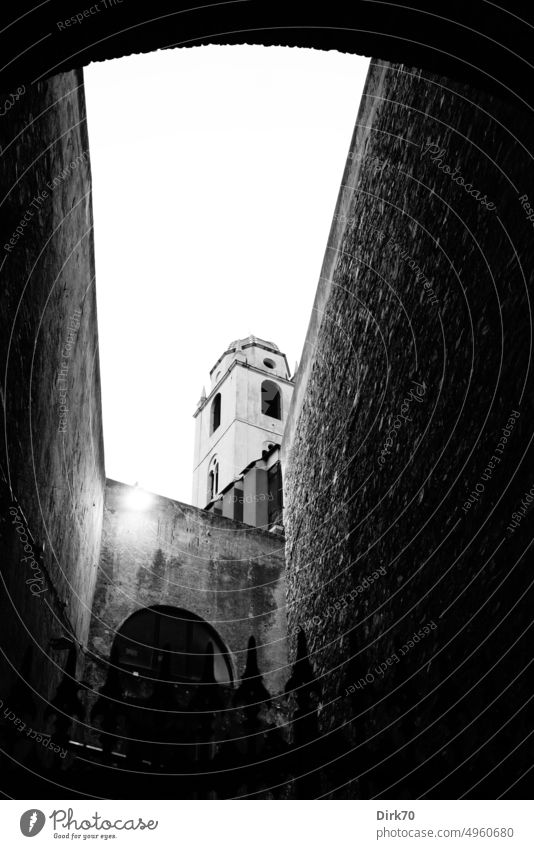 Kirche und Festungsmauern in Genua, Schwarzweißfoto Turm Turmspitze Kirchturm Religion & Glaube Architektur Himmel Außenaufnahme Sehenswürdigkeit Gebäude