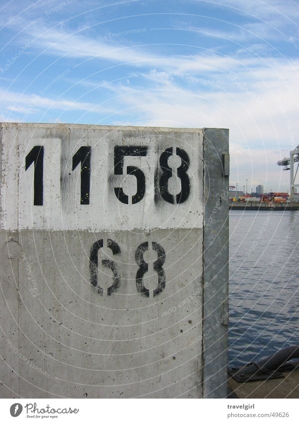 Hafenserie 1158 / 68 Ziffern & Zahlen Containerterminal Mauer Wand Industriefotografie