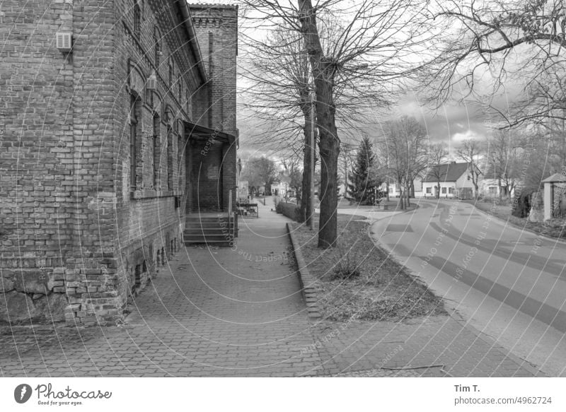 ein Dorf in Brandenburg im Winter namens Golzow s/w golzow Schwarzweißfoto Tag Außenaufnahme b/w Menschenleer b&w Architektur ruhig Einsamkeit Gebäude Haus