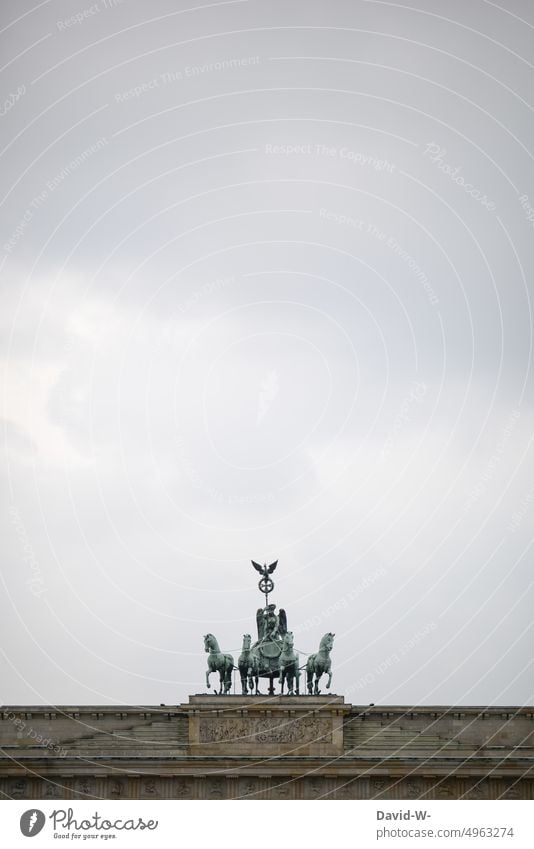 Brandenburger Tor in Berlin und viel Himmel Hauptstadt Denkmal Deutschland Wahrzeichen Sehenswürdigkeit Bauwerk Tourismus Pariser Platz historisch