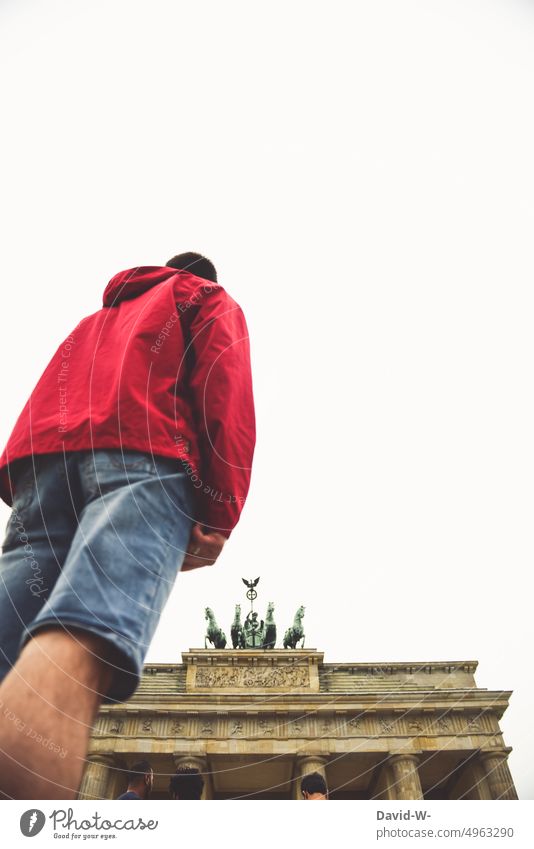 Mann blickt auf das Brandenburger Tor Berlin Deutschland Hauptstadt Wahrzeichen Sehenswürdigkeit betrachten Blick historisch Denkmal