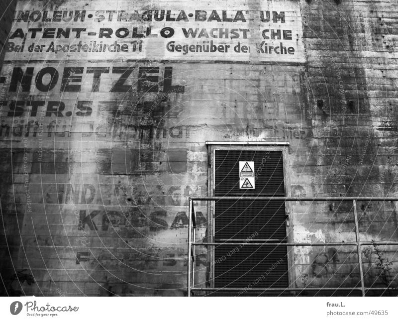 Bunker Luftschutzbunker Hochbunker 2. Weltkrieg Beton Typographie gemalt Wand Werbung Schriftzeichen Tür