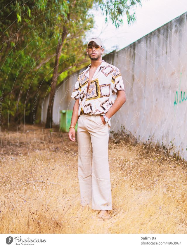 Stilvoller Mann in einem Feld stehend Bereiche gestylt Styler Stile stylisch Stylist stylen stilisiert Mode modisch gestalten Mode-Modell modebewusst