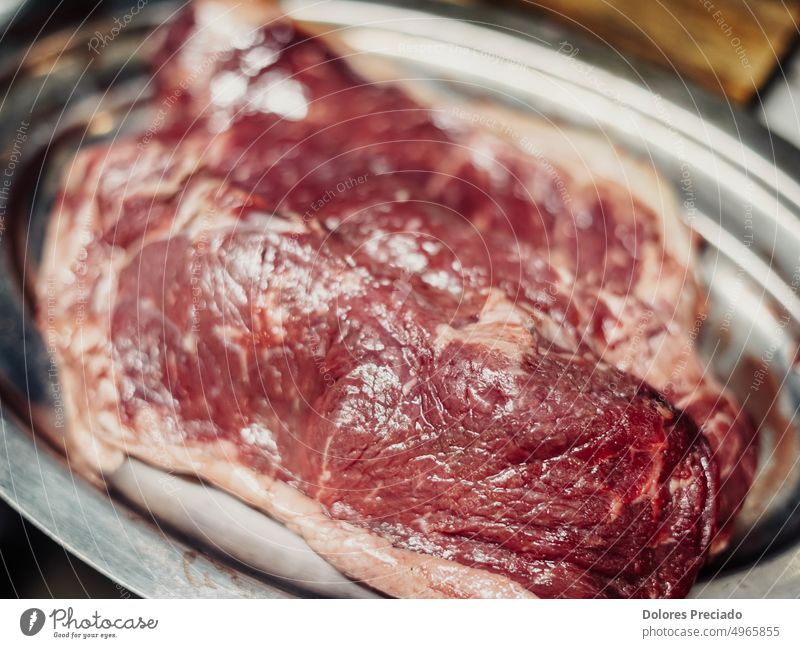 Tablett mit einem Stück rohem Rindfleisch Amerikaner angus Hintergrund Barbecue grillen Beefsteak schwarz Holzplatte Büffel Holzkohle Wahl gekocht