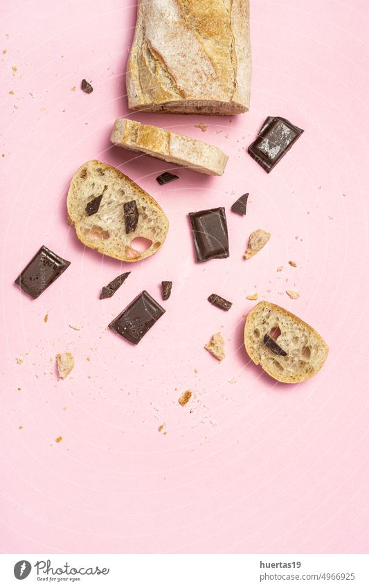 Hausgemachtes Körnerbrot mit einer Tafel Schokolade von oben Hintergrund Brot Lebensmittel Kinder Snack weiß Dessert süß Frühstück lecker Aufstrich Scheibe