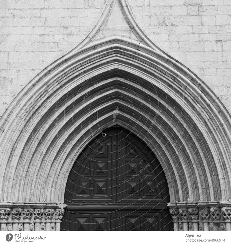 Bogen II Eingang Pforte Kirchentür historisch Architektur Tor Menschenleer Außenaufnahme Schwarzweißfoto Gebäude Haus Tür Dom Eingangstür Fassade Detailaufnahme
