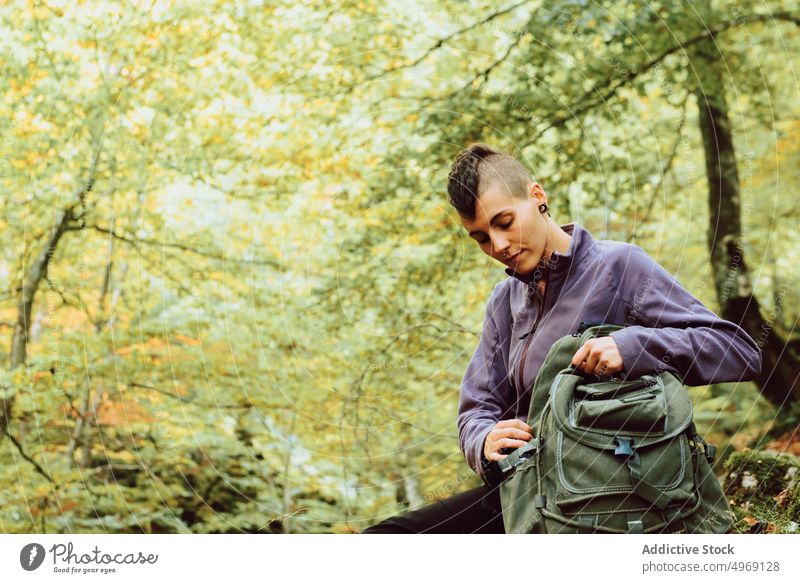 Ruhige Frau atmet frische Luft und entspannt sich im herbstlichen Wald Frischluft Atem Wanderung Pause Tourist Windstille sich[Akk] entspannen Aktivität reisen