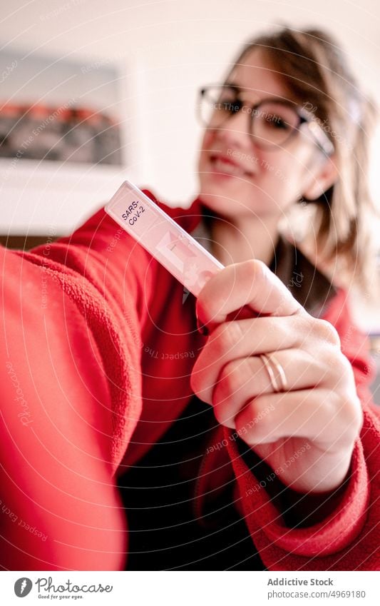 Frau mit Antigentest Prüfung Coronavirus Pandemie Symptom Ergebnis negativ medizinisch reißend Gesundheitswesen Bund 19 zeigen Seuche manifestieren COVID19