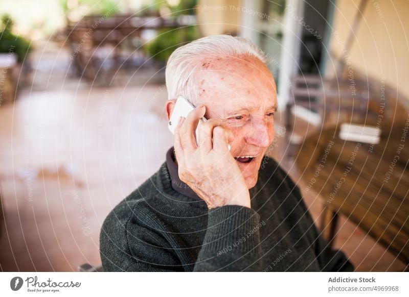 alter Mann benutzt sein Smartphone Lifestyle genießend vereinzelt klug offen männlich Emotion nach oben Taille Person positiv Erwachsener Jahre grau auf heiter