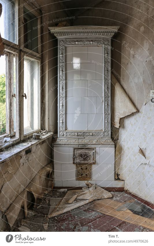 ein schöner alter Kachelofen in einer Ruine Innenaufnahme Farbfoto Architektur Menschenleer Haus Ofenheizung Heizung Wärme Wand Mauer Verfall Gebäude