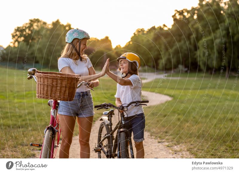 Mutter und Sohn genießen einen gemeinsamen Fahrradausflug Tag Gesunder Lebensstil aktiver Lebensstil im Freien Spaß Freude Fahrradfahren Radfahren Aktivität