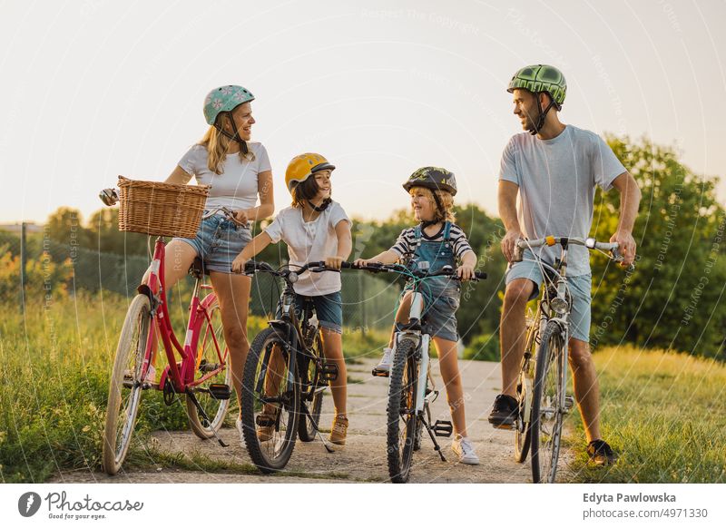 Glückliche Familie beim gemeinsamen Radfahren auf dem Lande Tag Gesunder Lebensstil aktiver Lebensstil im Freien Spaß Freude Fahrrad Fahrradfahren Aktivität