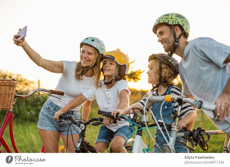 Familie macht ein Selfie beim Radfahren Tag Gesunder Lebensstil aktiver Lebensstil im Freien Spaß Freude Fahrrad Fahrradfahren Aktivität Radfahrer genießend