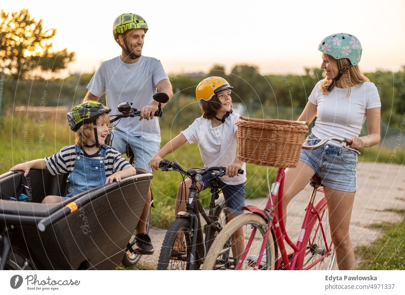 Glückliche Familie beim gemeinsamen Radfahren auf dem Lande Tag Gesunder Lebensstil aktiver Lebensstil im Freien Spaß Freude Fahrrad Fahrradfahren Aktivität