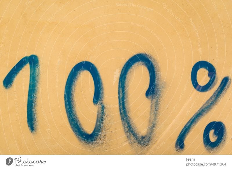 100 Prozent geben… 100% Prozentzeichen Ziffern & Zahlen Graffiti Wand blau gelb hundertprozentig Zeichen Mauer Ziffern und Zahlen Textfreiraum oben vollständig