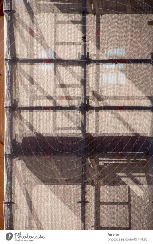 Was kommt, was bleibt | hinter der Fassade Baustelle Sanieren dahinter Sichtschutz Abdeckung abschotten Baugerüst absichern Plane Schutz Sicherheit Gerüst